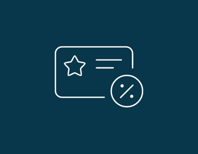 Icon mit Karte, Stern und Prozentzeichen auf blauem Hintergrund