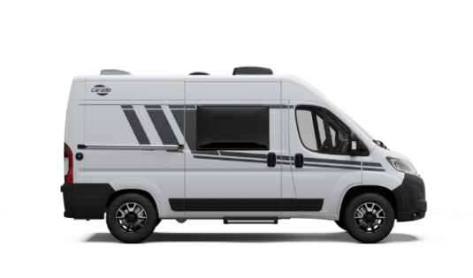 Vue latérale blanche d’un camping-car Carado avec porte coulissante, fenêtre et film décoratif noir