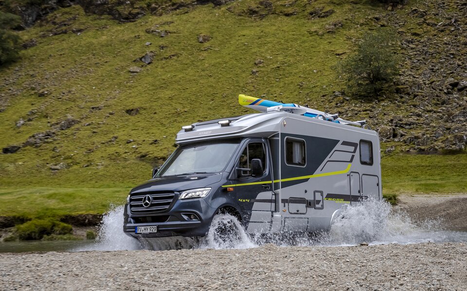 Hymer ML T Crossover kjører gjennom grunt vann.
