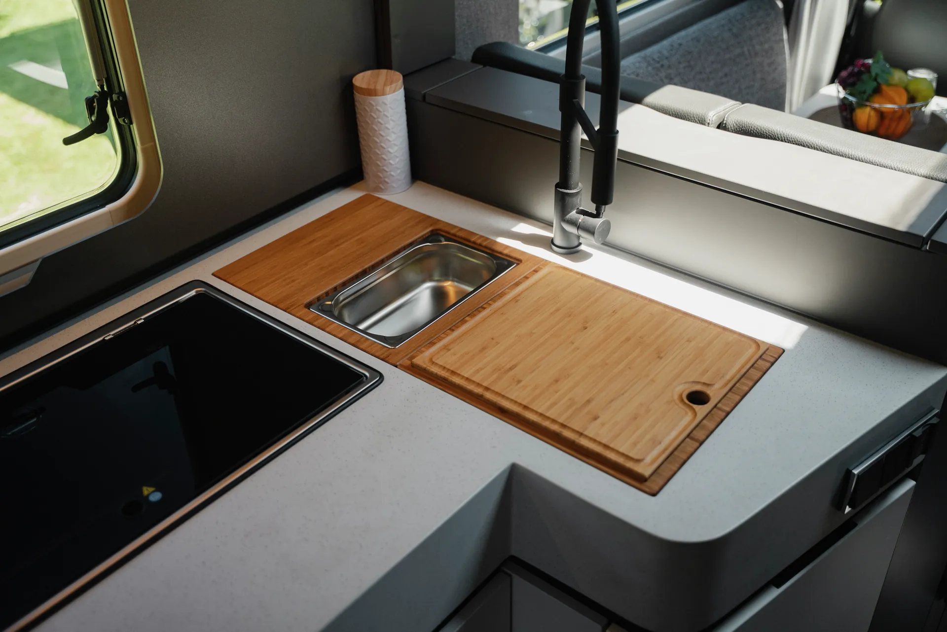 Perfectly fitting chopping boards, draining racks and collection trays extend the kitchen area and adapt flexibly to your travel routine.