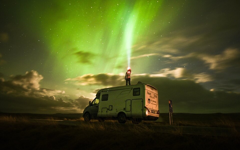 Delintegrert bobil HYMER B-Klasse ModernComfort T på Island med imponerende nordlys på himmelen.
