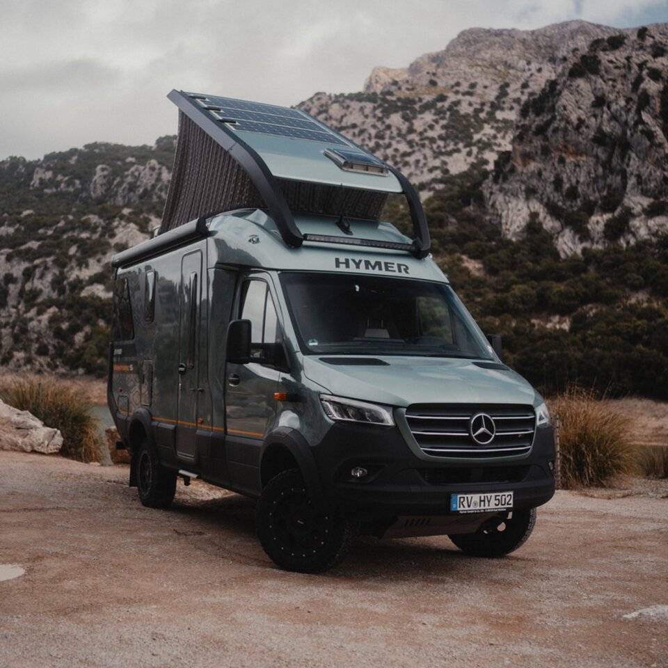 Vue de l'avant sur le Venture S, avec le toit relevé, des montagnes en arrière-plan.