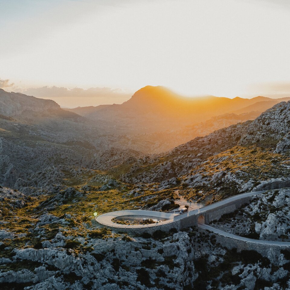 Route sinueuse entourée de montagnes
