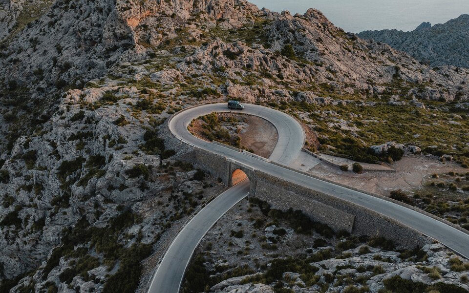 Vue d'en haut à l'avant du Venture S, le véhicule descend des routes sinueuses.