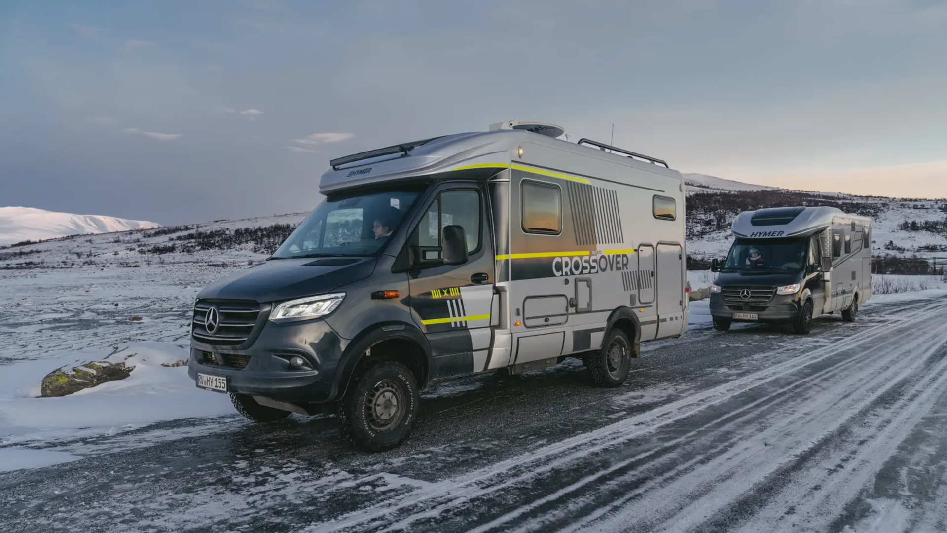 HYMER ML-T 570 CrossOver en HYMER B-MC T BlackLine staan achter elkaar in een sneeuwlandschap