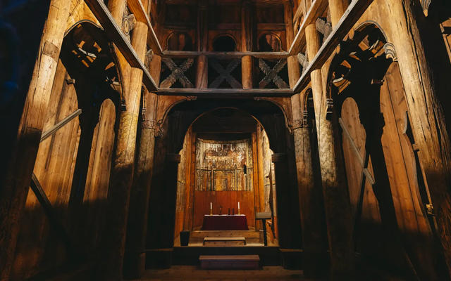 Interieur van een oude houten kerk met altaar