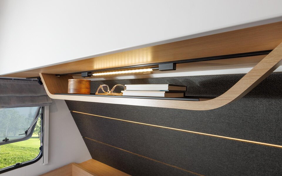 Das Bild zeigt offene Regalsysteme als besondere Stauraumidee im LMC Wohnwagen Style. 